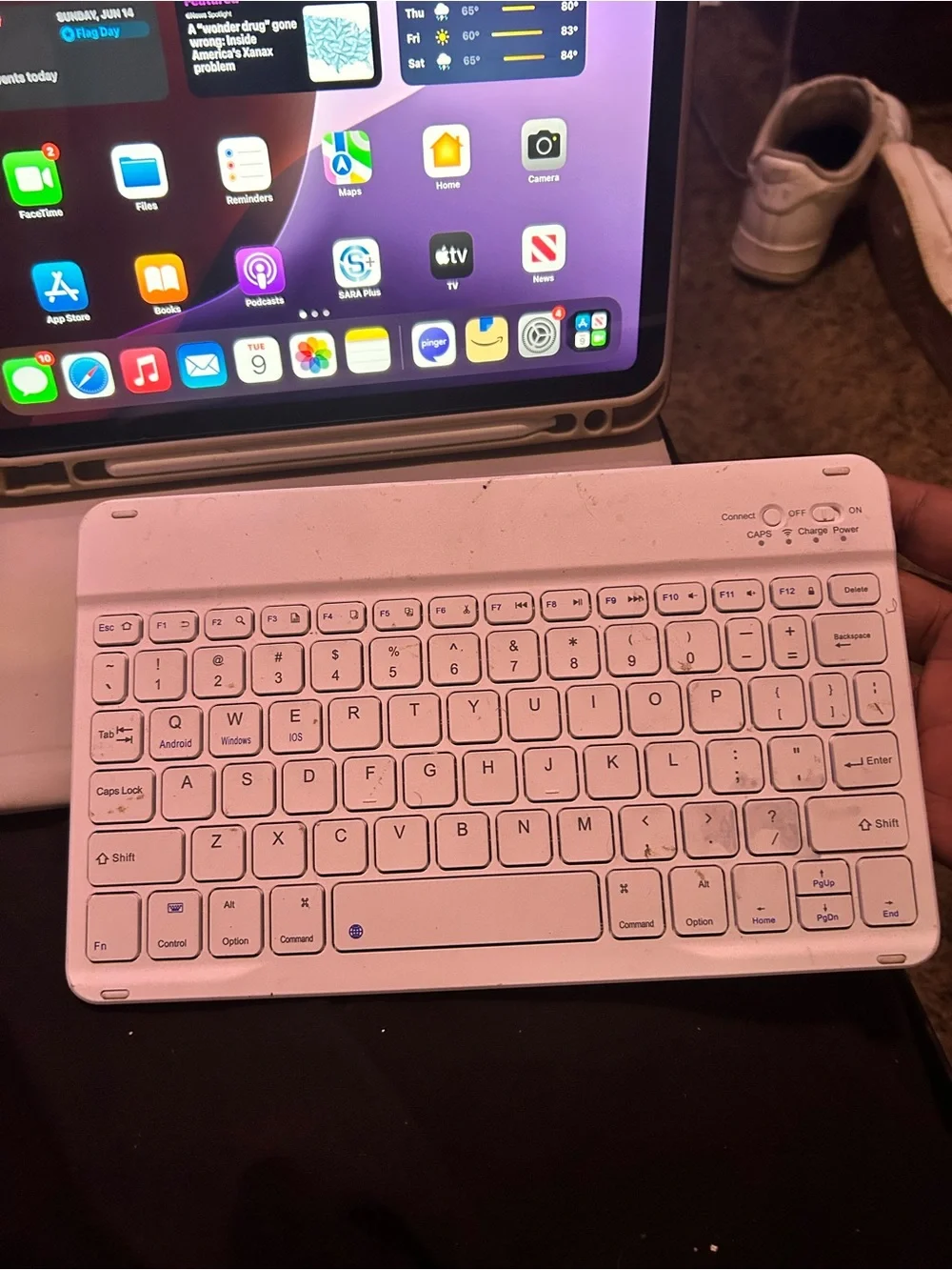 iPad 10th generation comes w case, keyboard ,Apple Pencil and screen protector